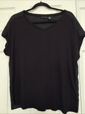 Tahari Black V-Neck Short Sleeve Tee